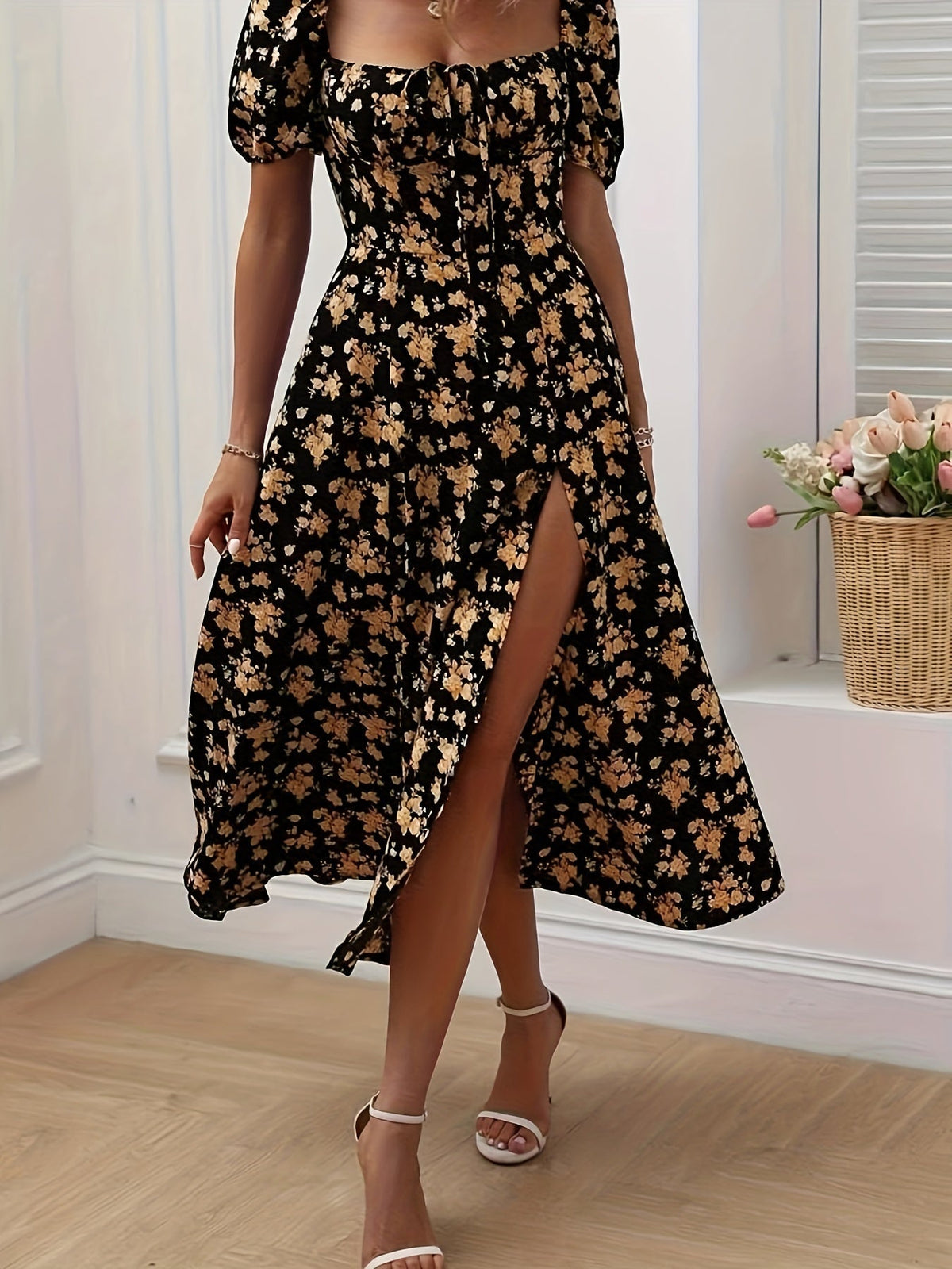 Vestido Ajustado con Estampado Floral sobre Fondo Negro