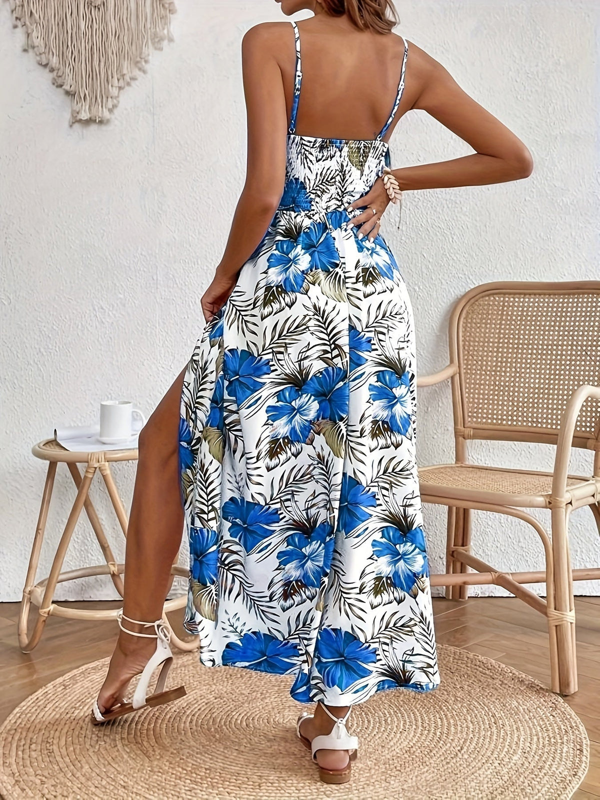Vestido Bohemio Floral con Abertura y Tirantes Finos