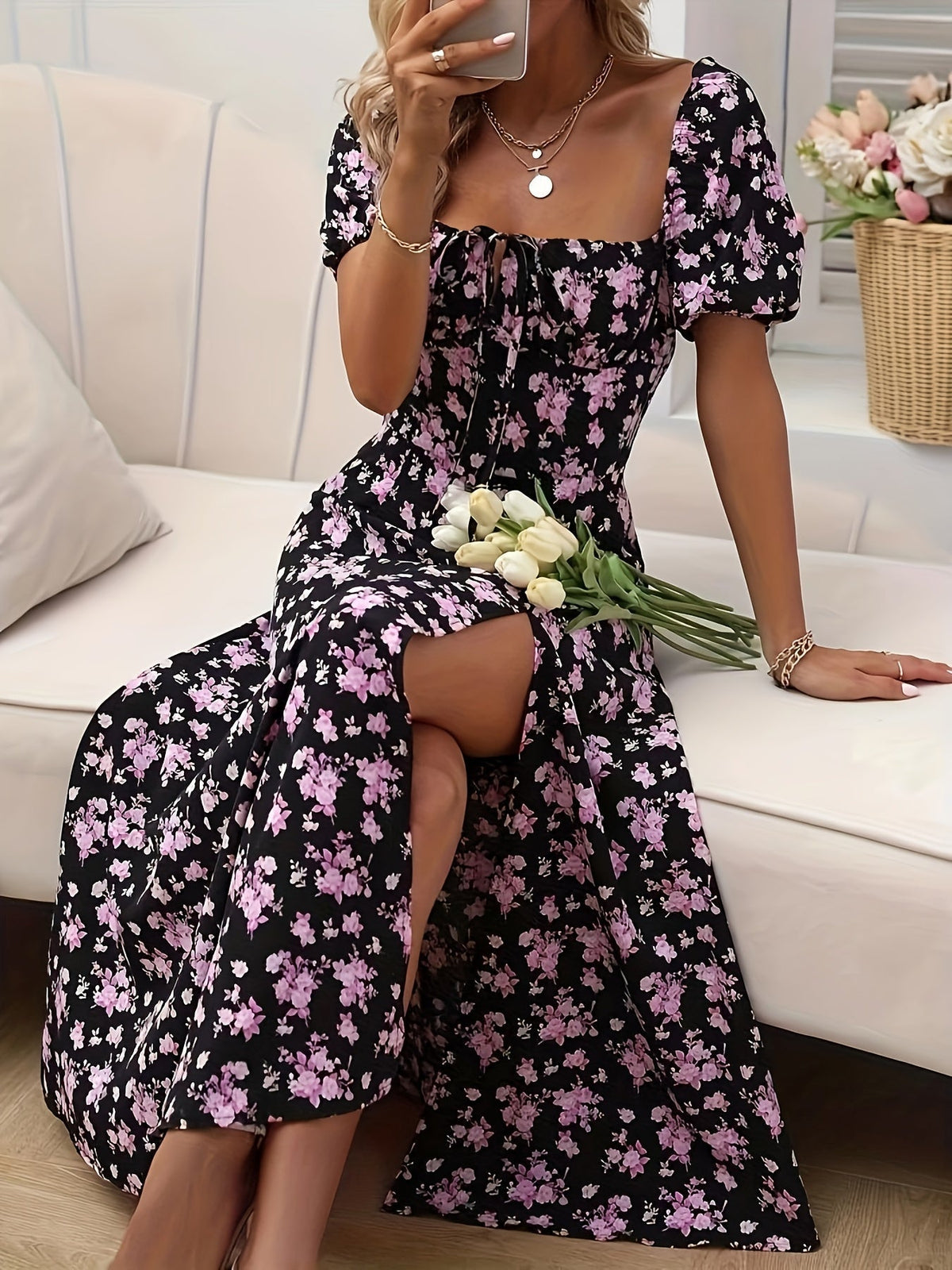 Vestido Ajustado con Estampado Floral sobre Fondo Negro
