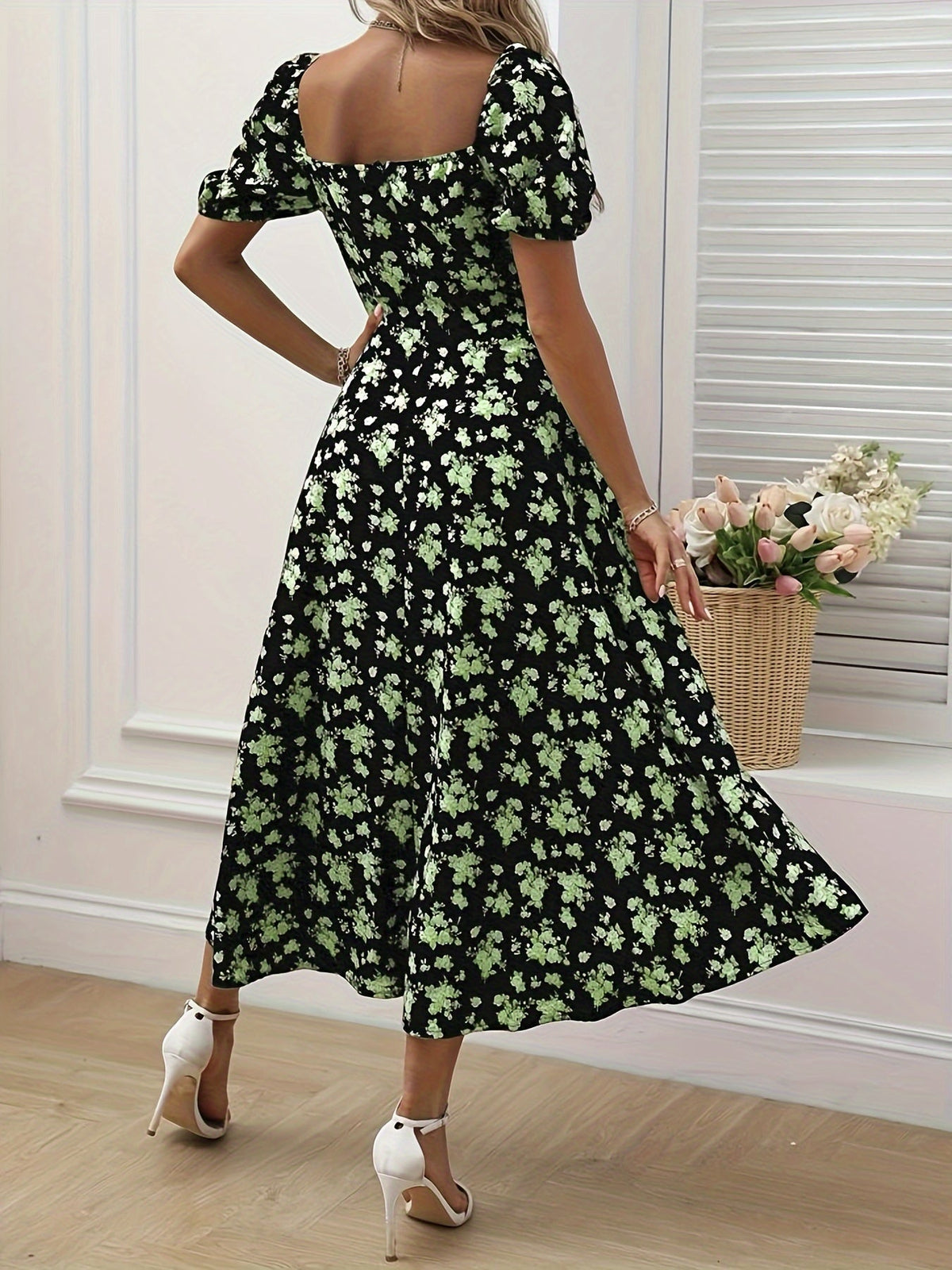 Vestido Ajustado con Estampado Floral sobre Fondo Negro