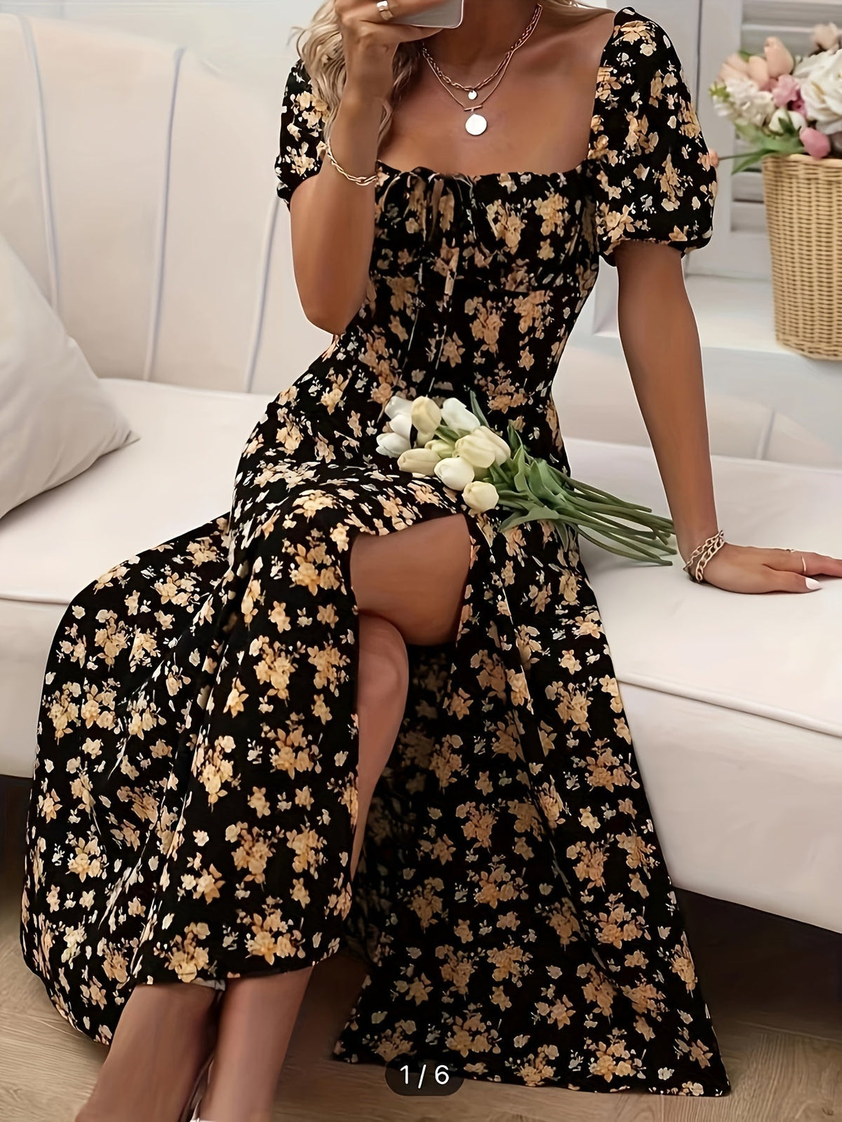 Vestido Ajustado con Estampado Floral sobre Fondo Negro