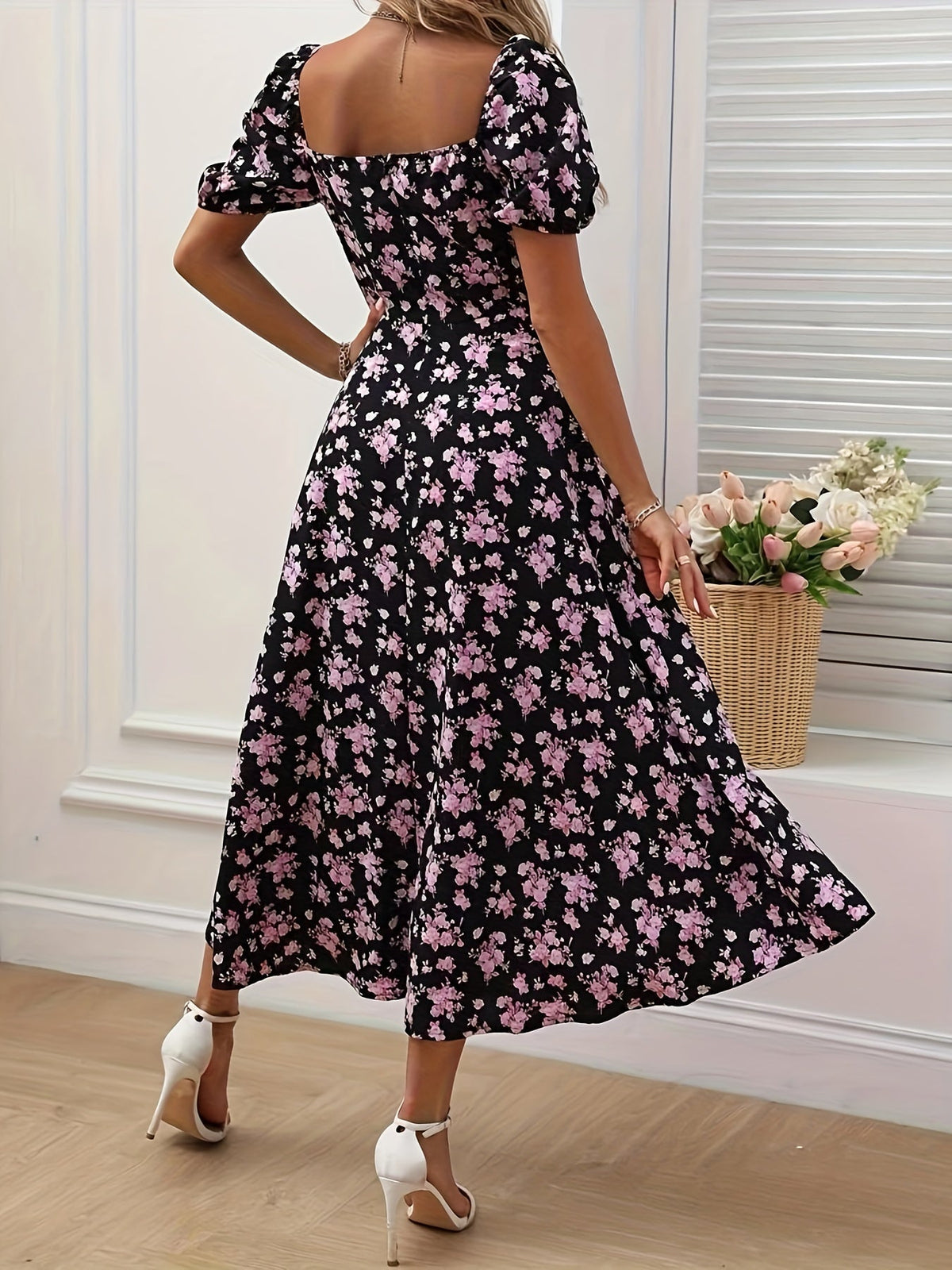 Vestido Ajustado con Estampado Floral sobre Fondo Negro
