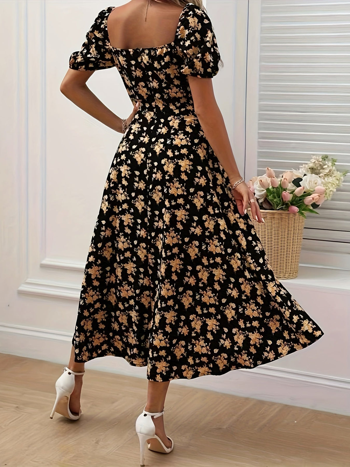Vestido Ajustado con Estampado Floral sobre Fondo Negro