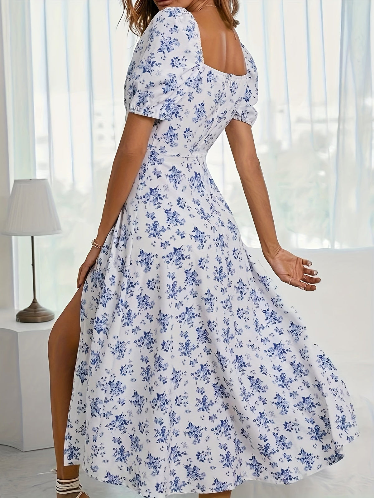 Vestido Ajustado con Estampado Floral sobre Fondo Negro