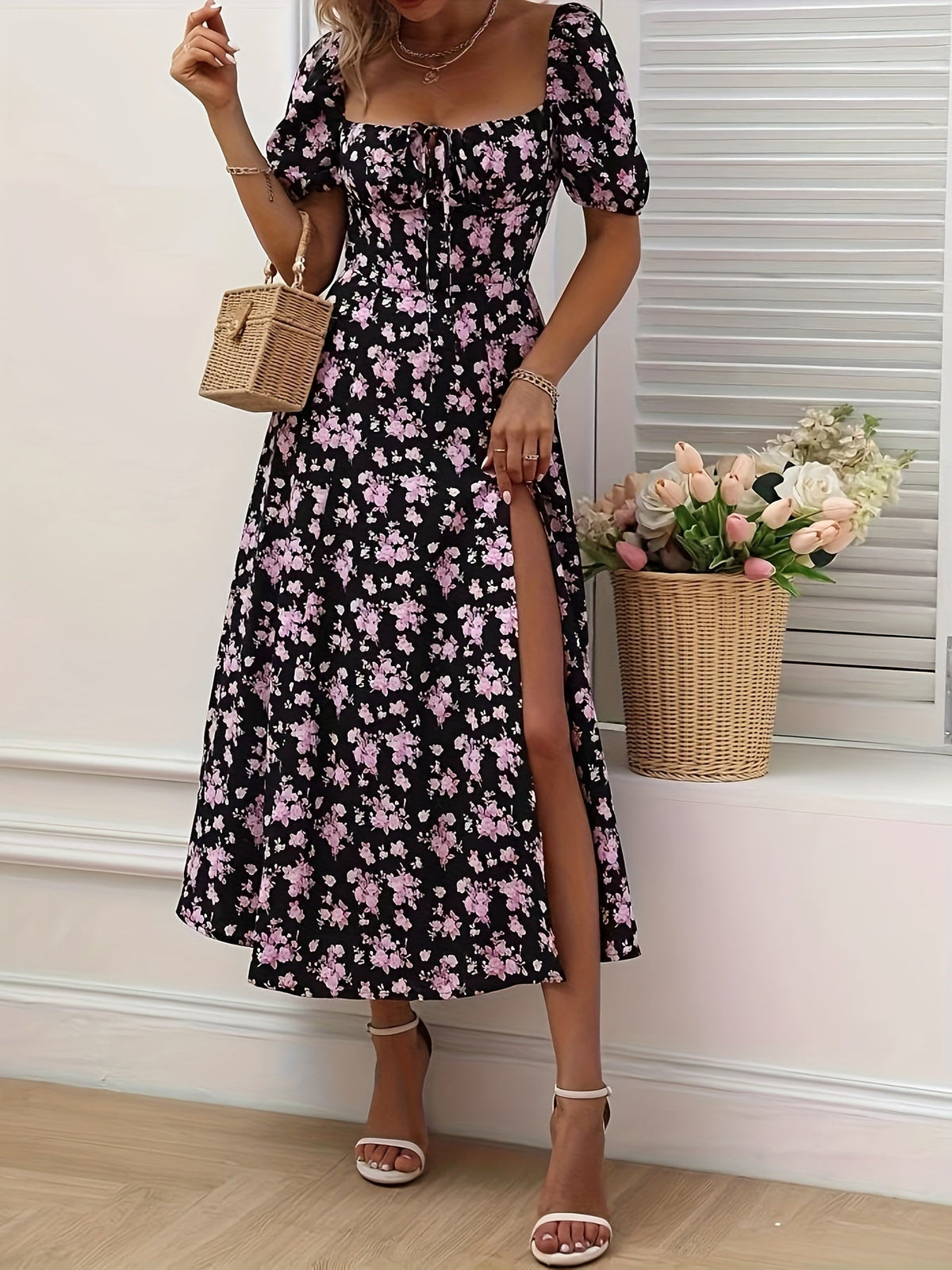 Vestido Ajustado con Estampado Floral sobre Fondo Negro