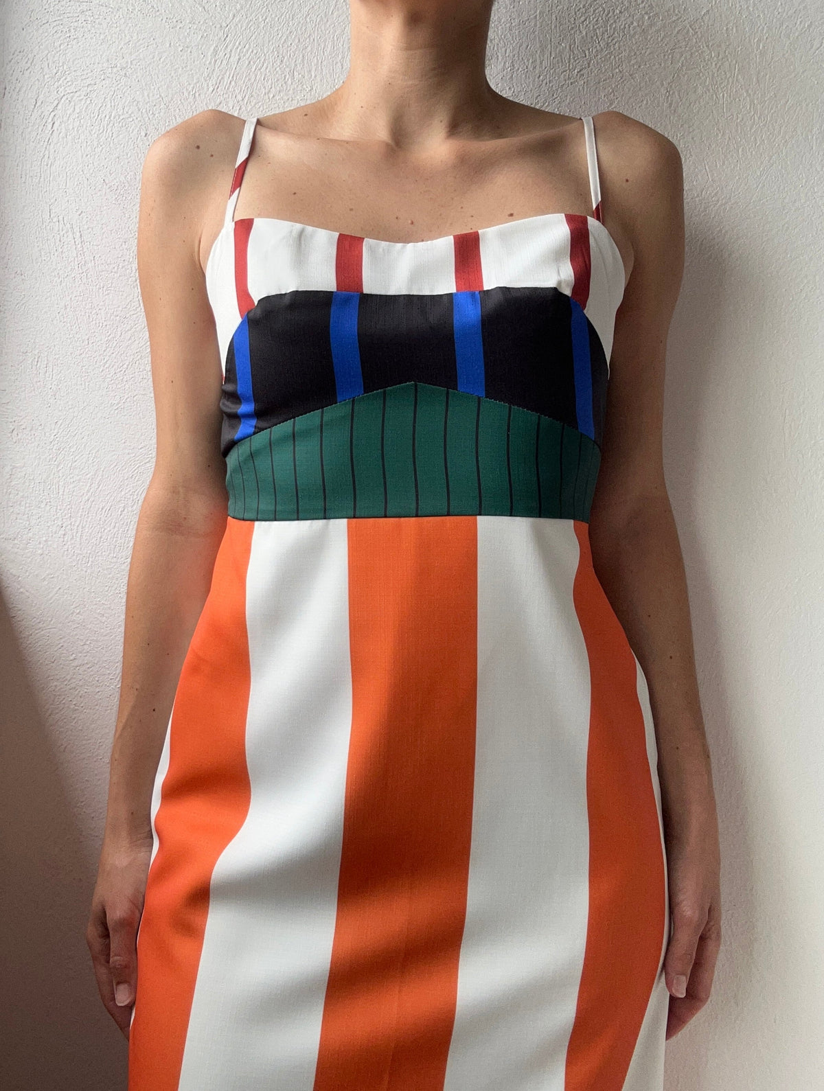 Vestido Ajustado con Estampado Geométrico de Color