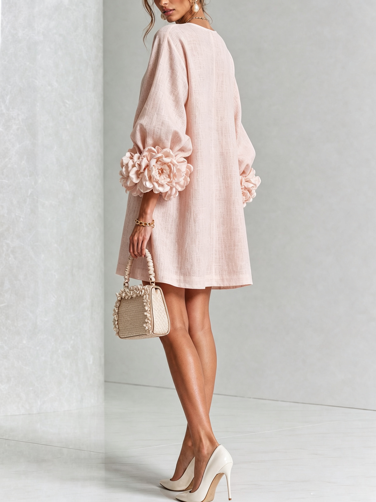 Minivestido Blanco con Botones Florales y Mangas Extravagantes