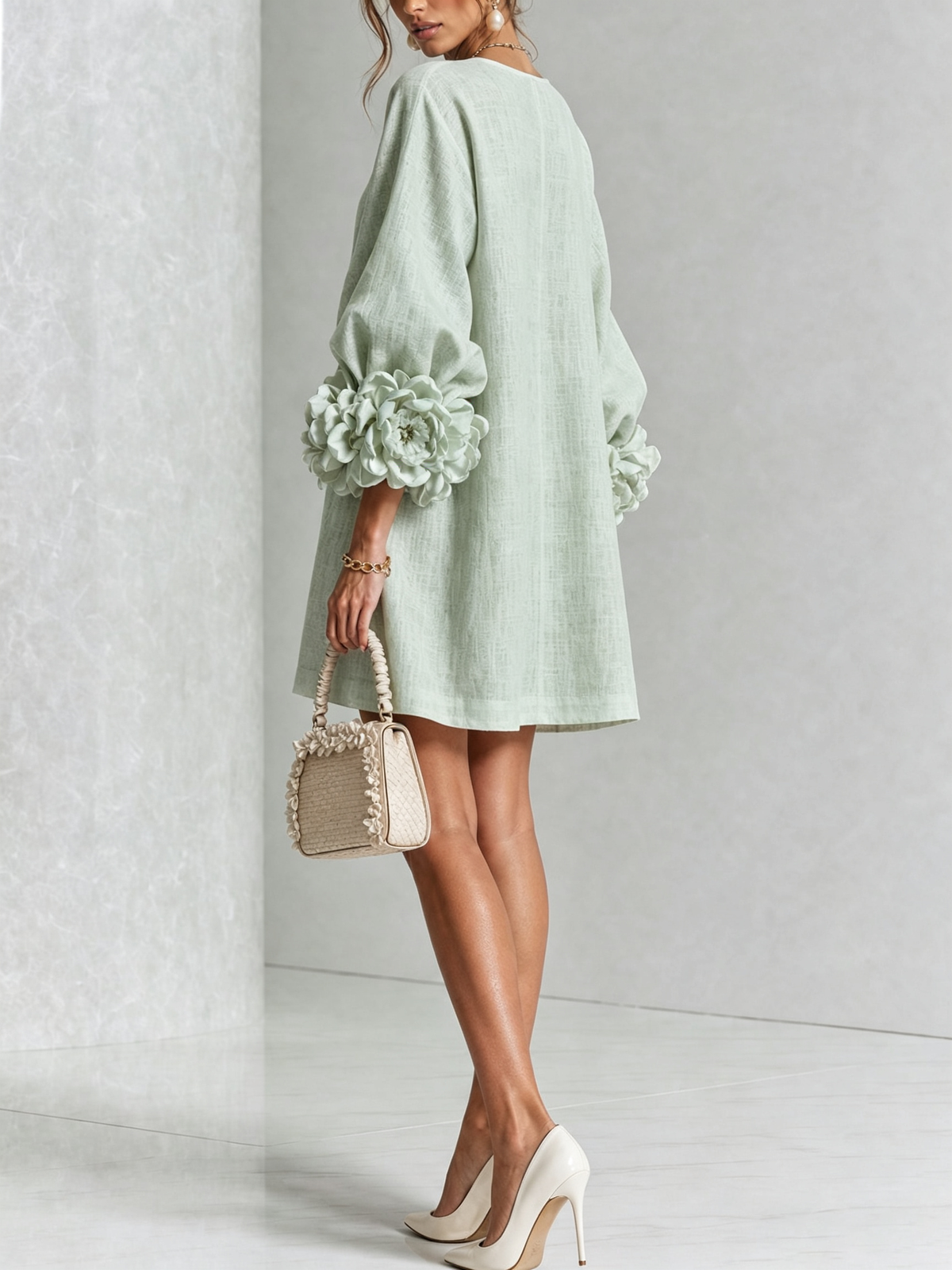 Minivestido Blanco con Botones Florales y Mangas Extravagantes