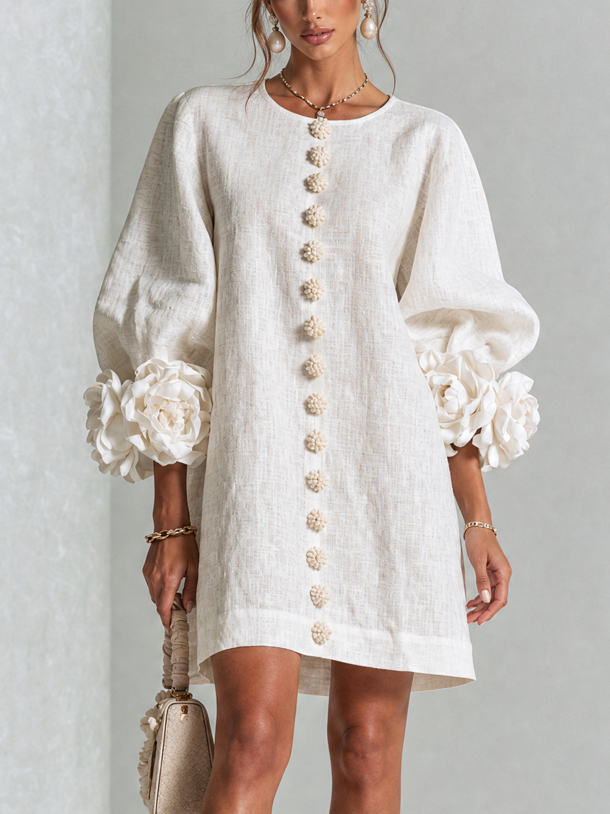 Mini Vestido con Botones Florales y Mangas Voluminosas