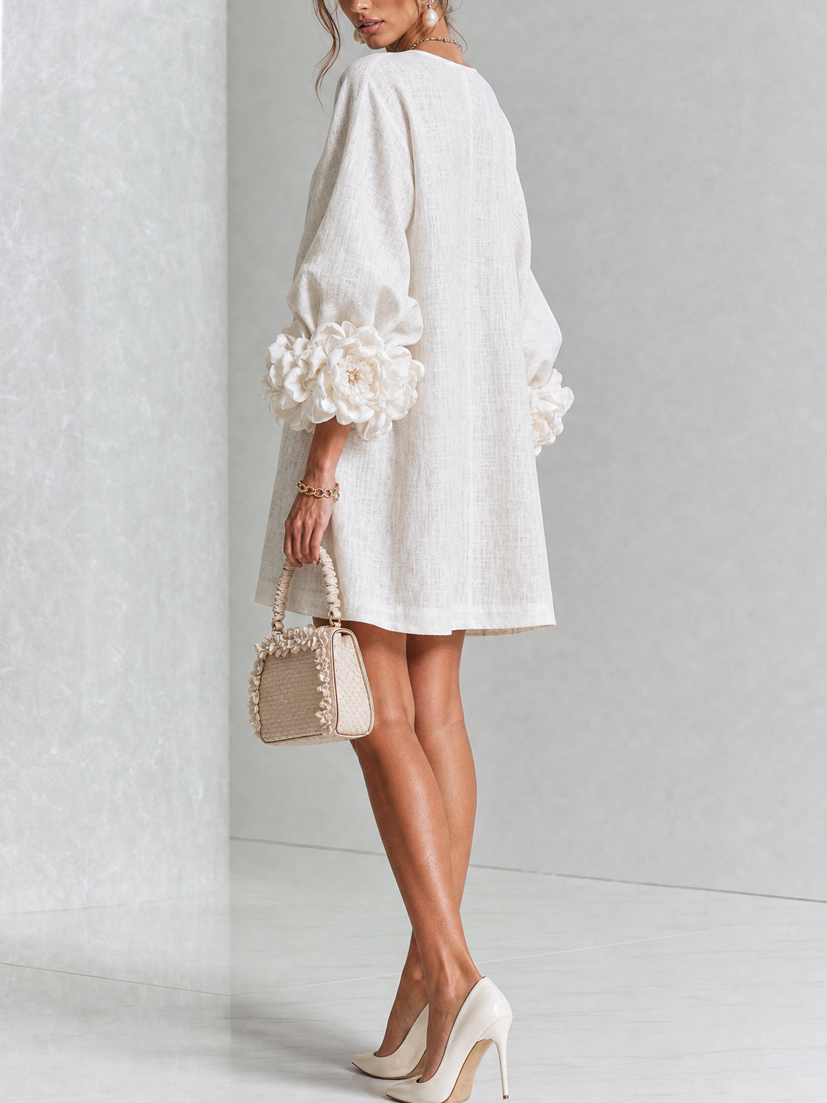 Minivestido Blanco con Botones Florales y Mangas Extravagantes