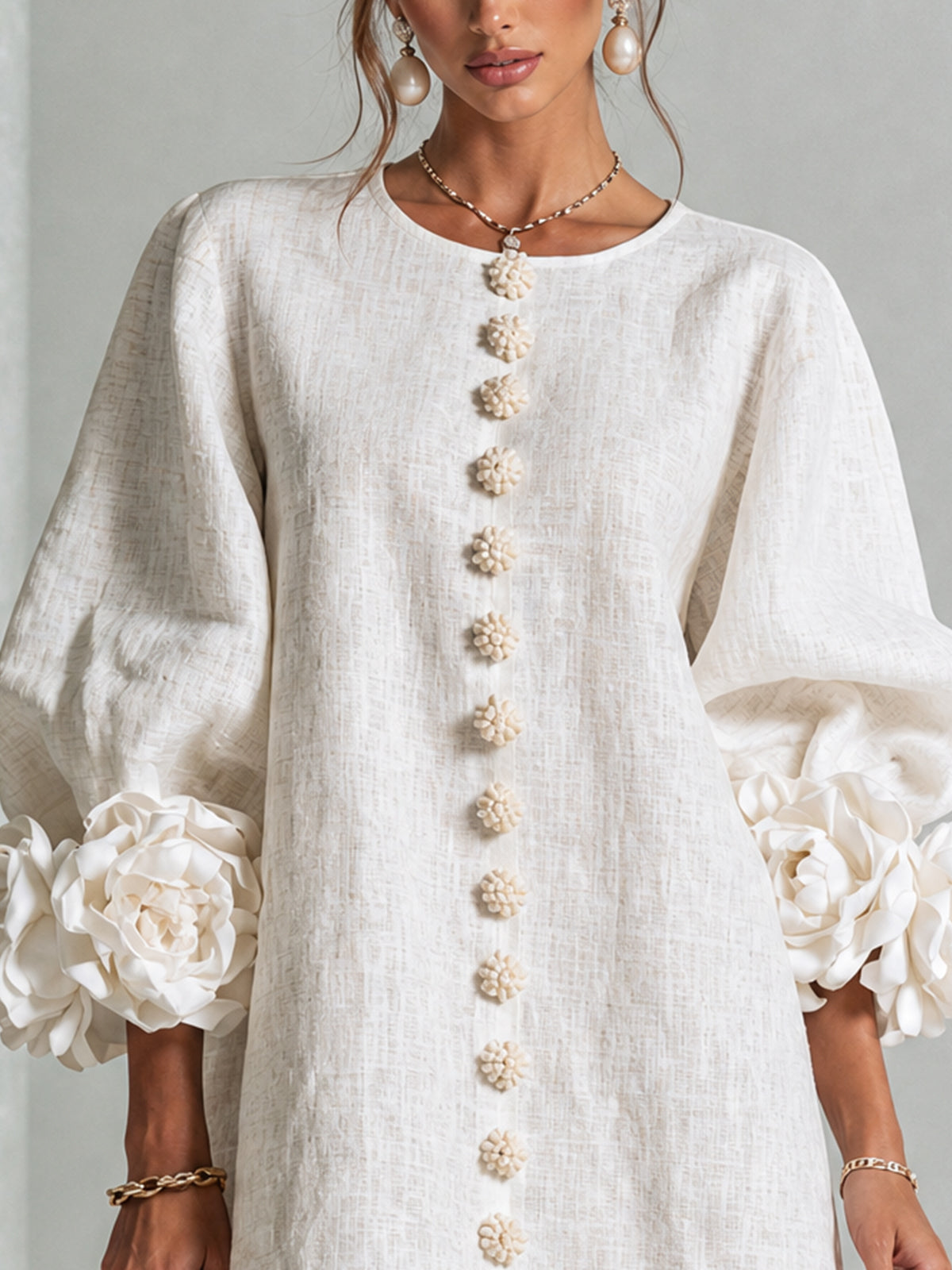 Minivestido Blanco con Botones Florales y Mangas Extravagantes