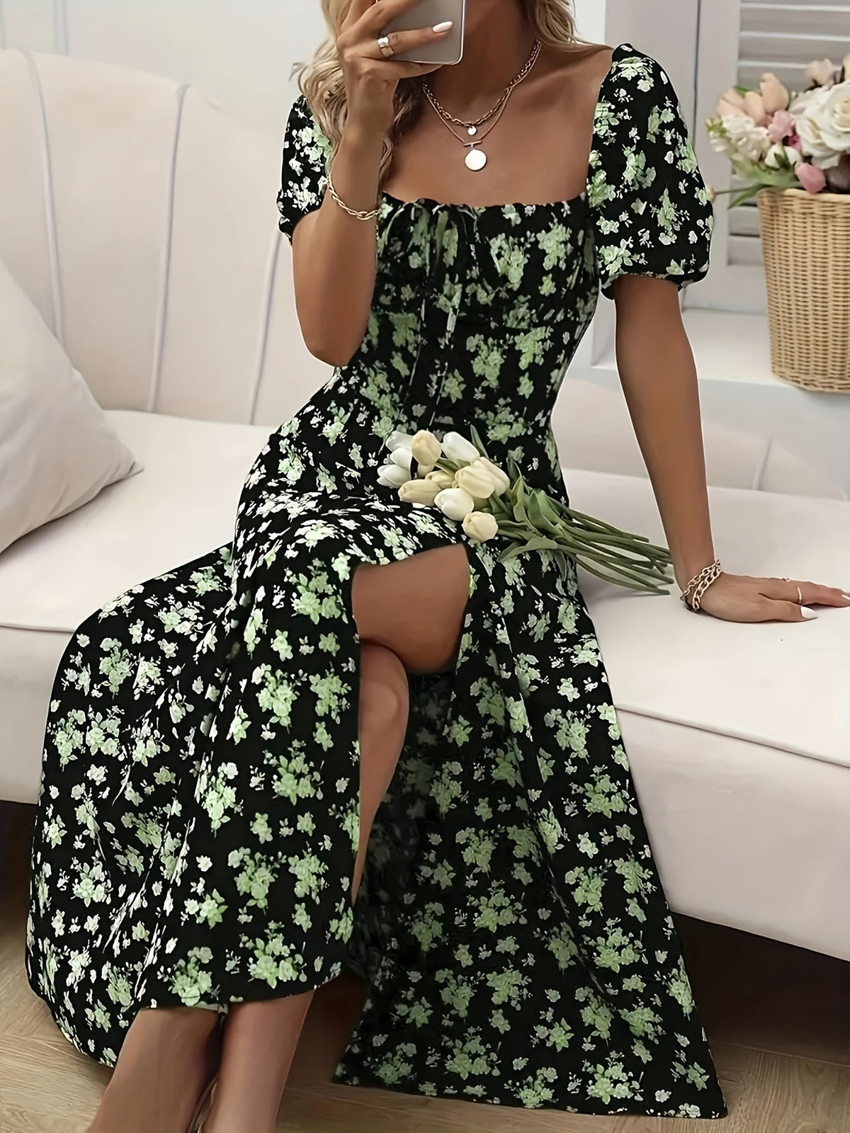 Vestido Ajustado con Estampado Floral sobre Fondo Negro