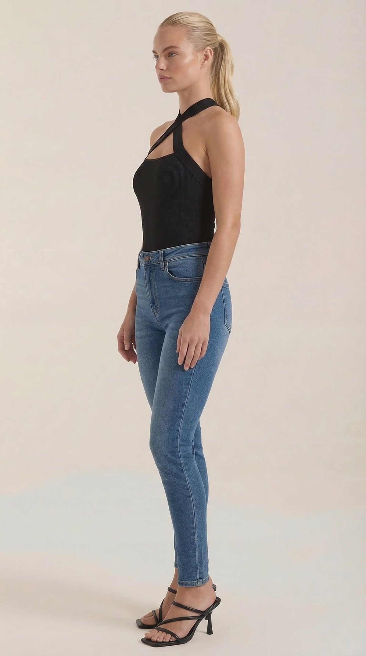 Top Halter Brianna con tirantes entrecruzados